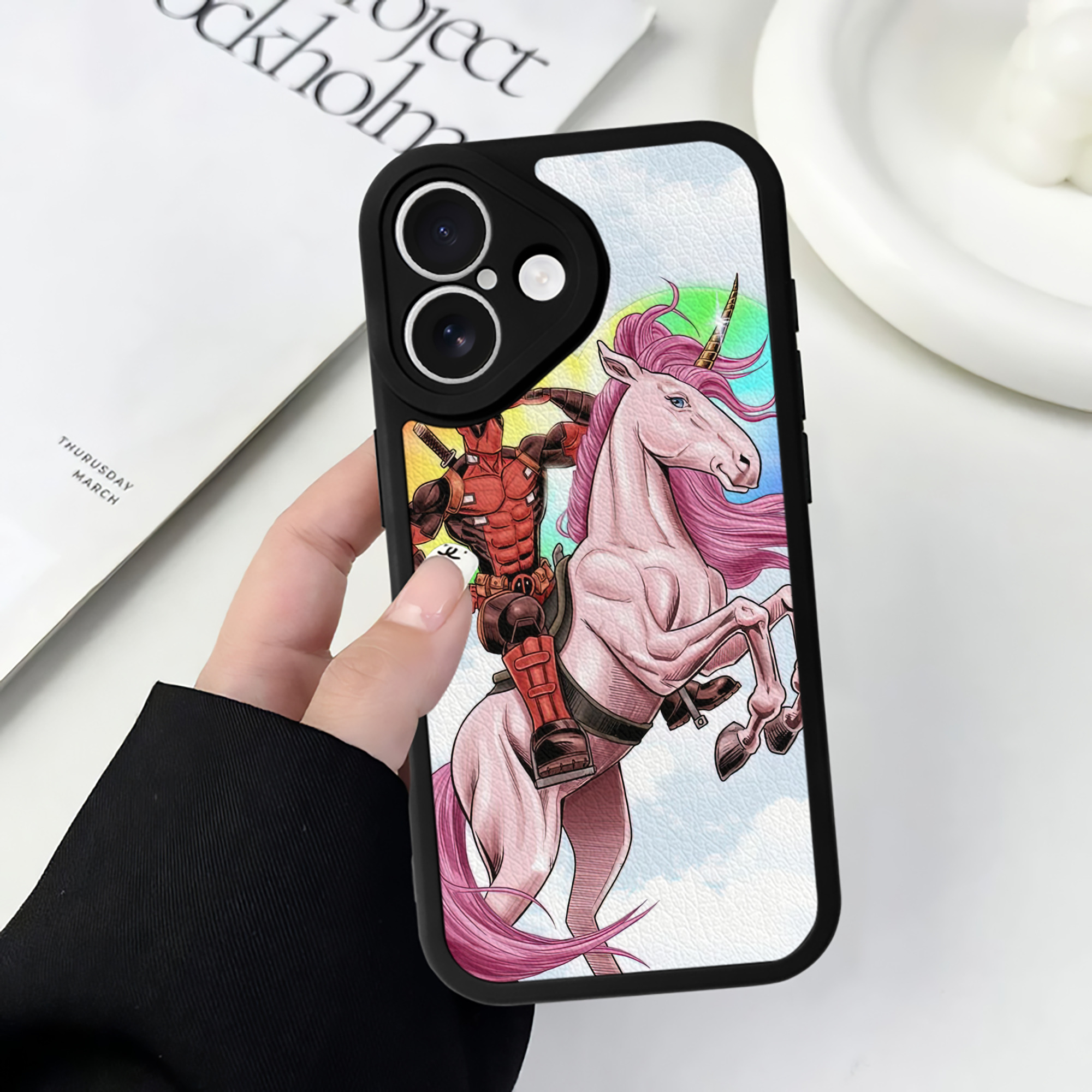 （画像用） Deadpool デッドプール 【iPhone 16シリーズ対応】シリコンスマホケース（レザー調） 材質：シリコン